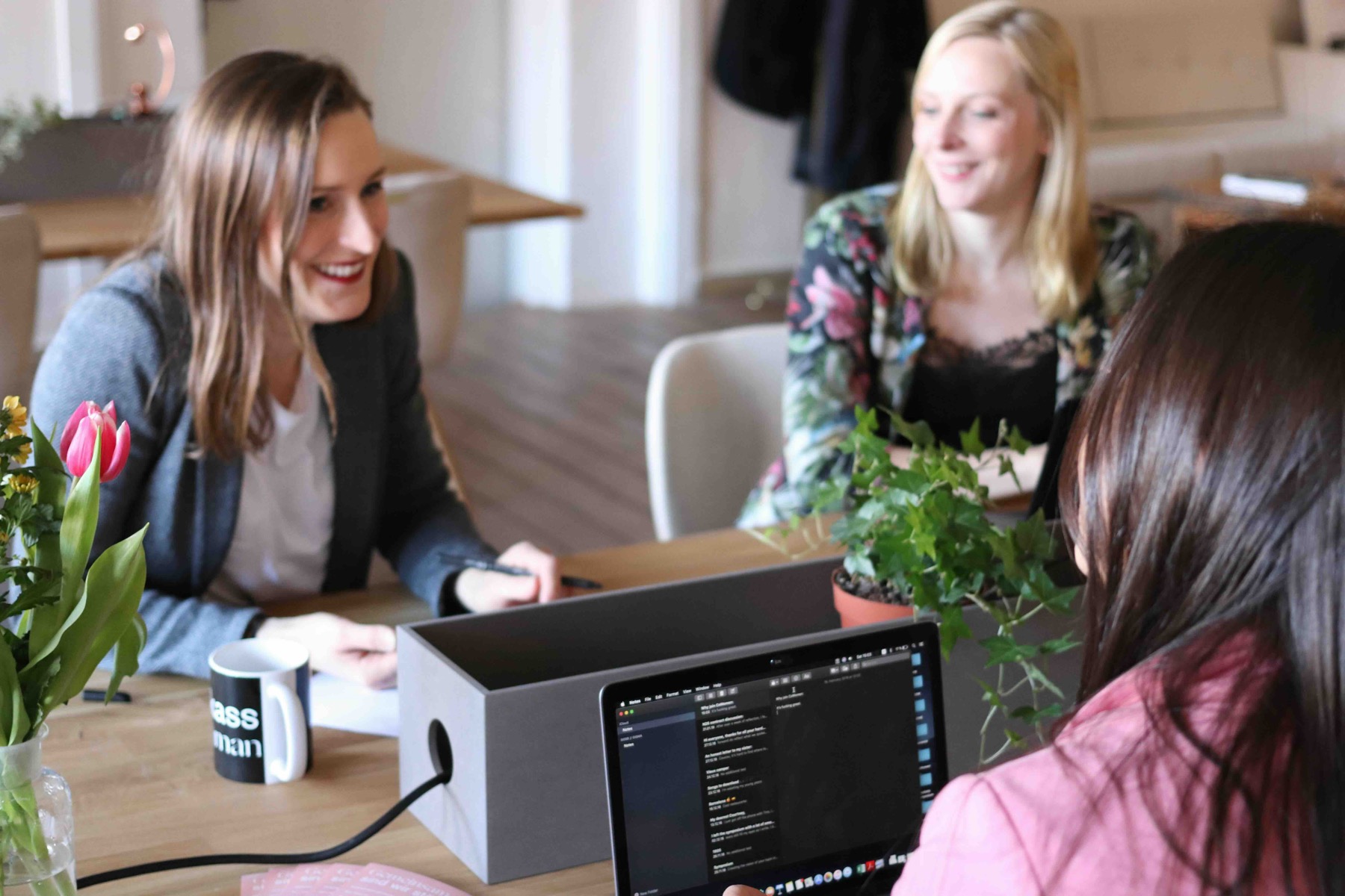 Drei Personen im gemeinsamen Arbeitsgespräch